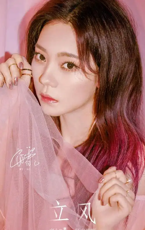 火箭少女101新专单人封面,段奥娟波波头甜美,孟美岐泡面头吸睛