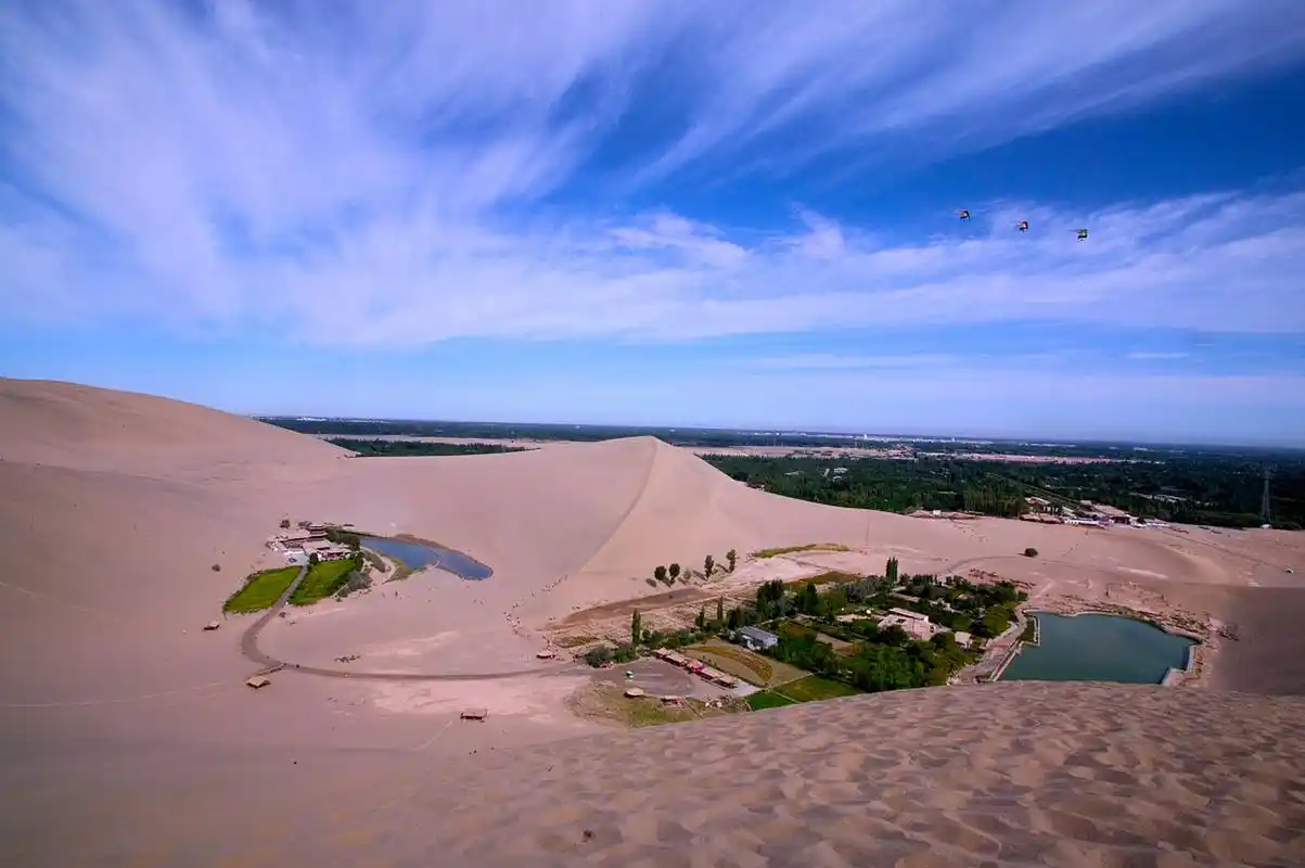 腾格里沙漠的月亮湖,就是这样一个让人惊叹不已的神奇地方.