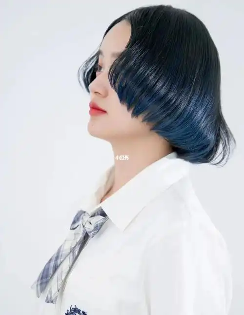 冷青色渐变蓝色搭配前短后长的发型裁剪.