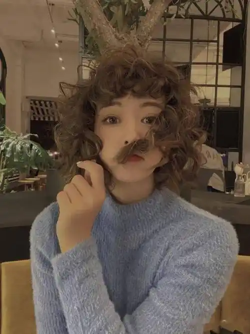 给人慵懒感的发型,很时尚潮流,可爱的羊毛卷短发,温柔减龄不失气质.