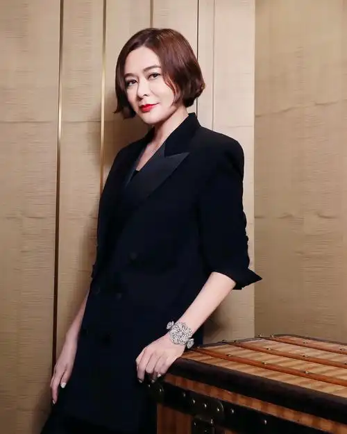 关之琳|关之琳拍卖藏品赚3亿多,为卖好价佩戴展示,计划部分收益做慈善