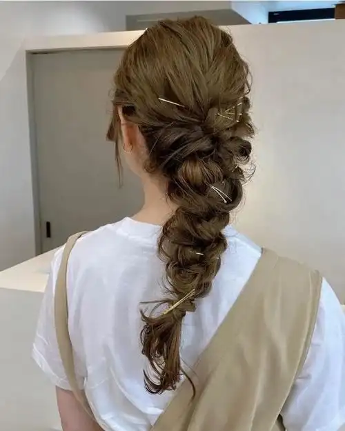 今秋热门编发造型给时尚穿搭注入阳光感