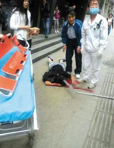 高空坠铁架 插入路人头部5厘米