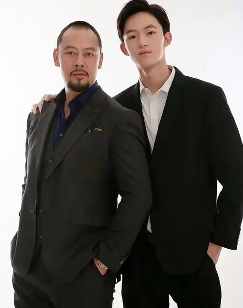 晋松晒全家福庆结婚17周年妻子穿吊带秀身材儿子比爸高大帅气