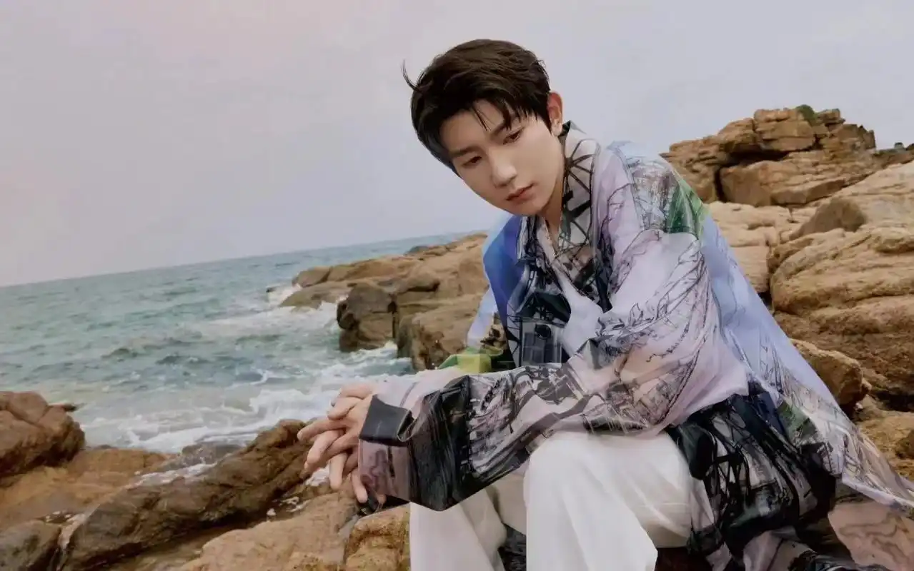 "他是光,跟着光走总不会错吧"#分享照片 #王源 #壁纸 @ - 抖音