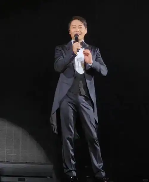 黎明盛大演唱会:众多名人捧场,快歌坐着唱成亮点 _香港明星