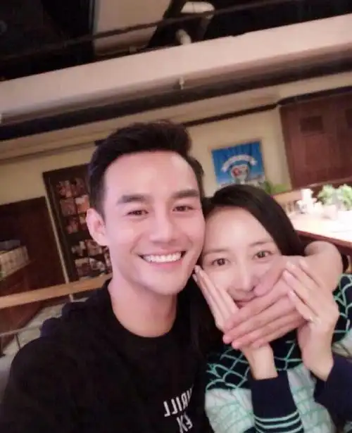 王鸥王凯聚餐被拍,手牵手告别关系亲密