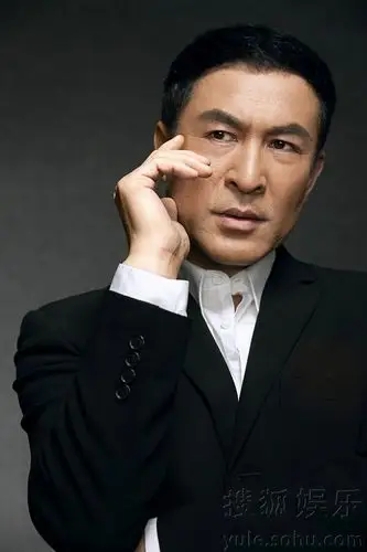 肖荣生曝吉美平台儒雅深沉写真 修身西不四服演中绎绅士品格