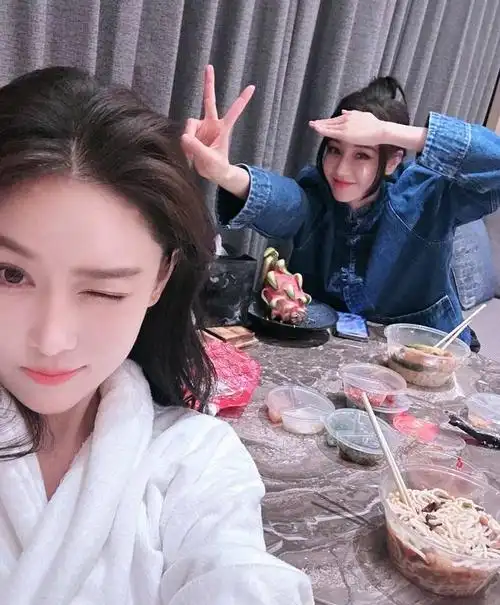 迪丽热巴与张馨予闺蜜聚会,共享美食,畅饮奶茶