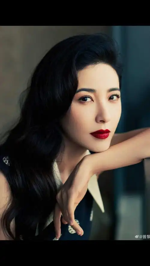 45岁的知名女星至今未婚,单身原因引来热议,曾黎强势回应