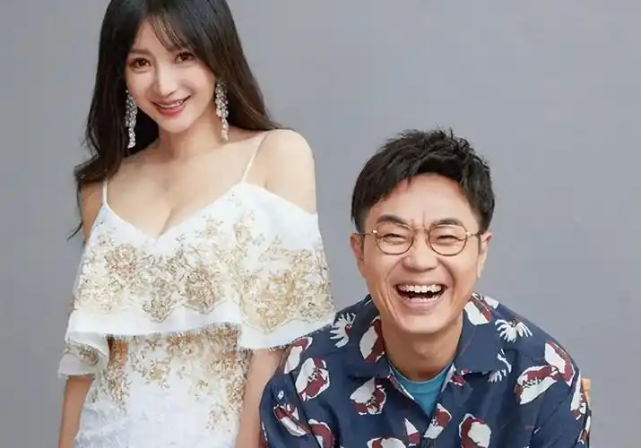 42岁柳岩新恋情疑曝光!多次携男友回家,男方肤色黝黑烟不离手?