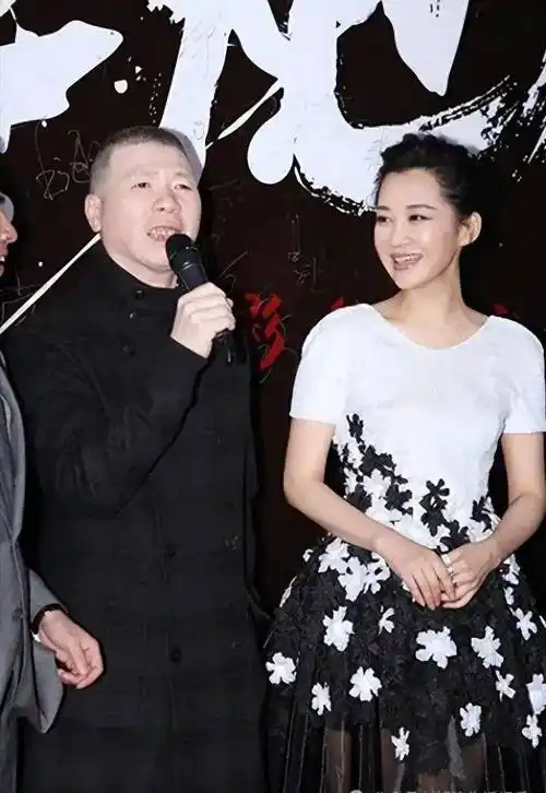 2014年许晴与年仅21岁的参赛选手华晨宇关系十分亲近,频频在镜头前