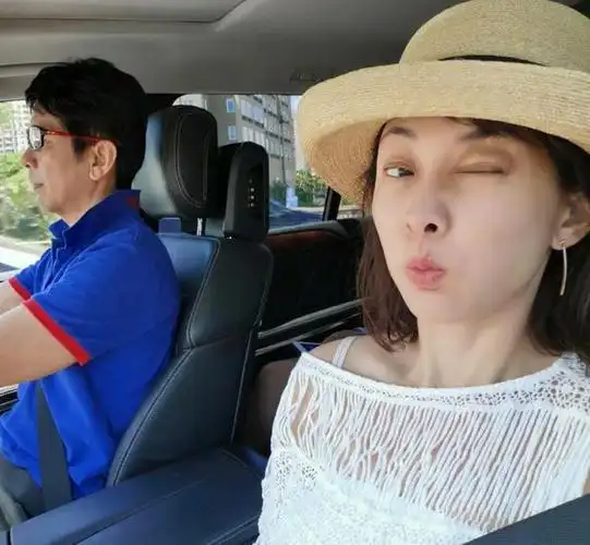 牛莉与丈夫相识23年,在线撒糖秀恩爱,嘟嘴卖萌皮肤水润如少女_老公