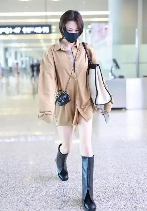 张馨予一头短发干净利落身着土黄色长衬衫黑色长筒靴大秀长腿