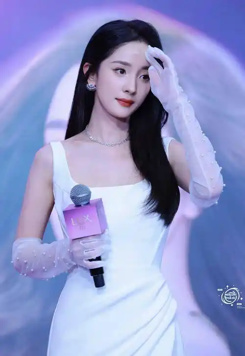 杨幂白色开叉连衣裙温柔优雅,透明纱手套显大长腿好看_身材_开衩_长裙