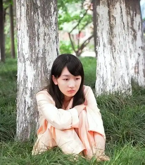 金鸡一夜,坐"大佬"堆里的周冬雨,让所有人见识了她的"咖位"