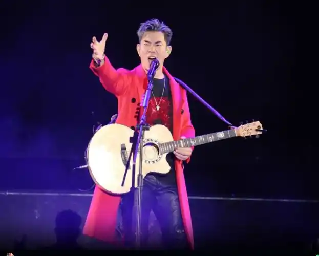 57岁任贤齐演唱会前躲后台吸氧,入行多年零绯闻,但抗拒"好男人"称号