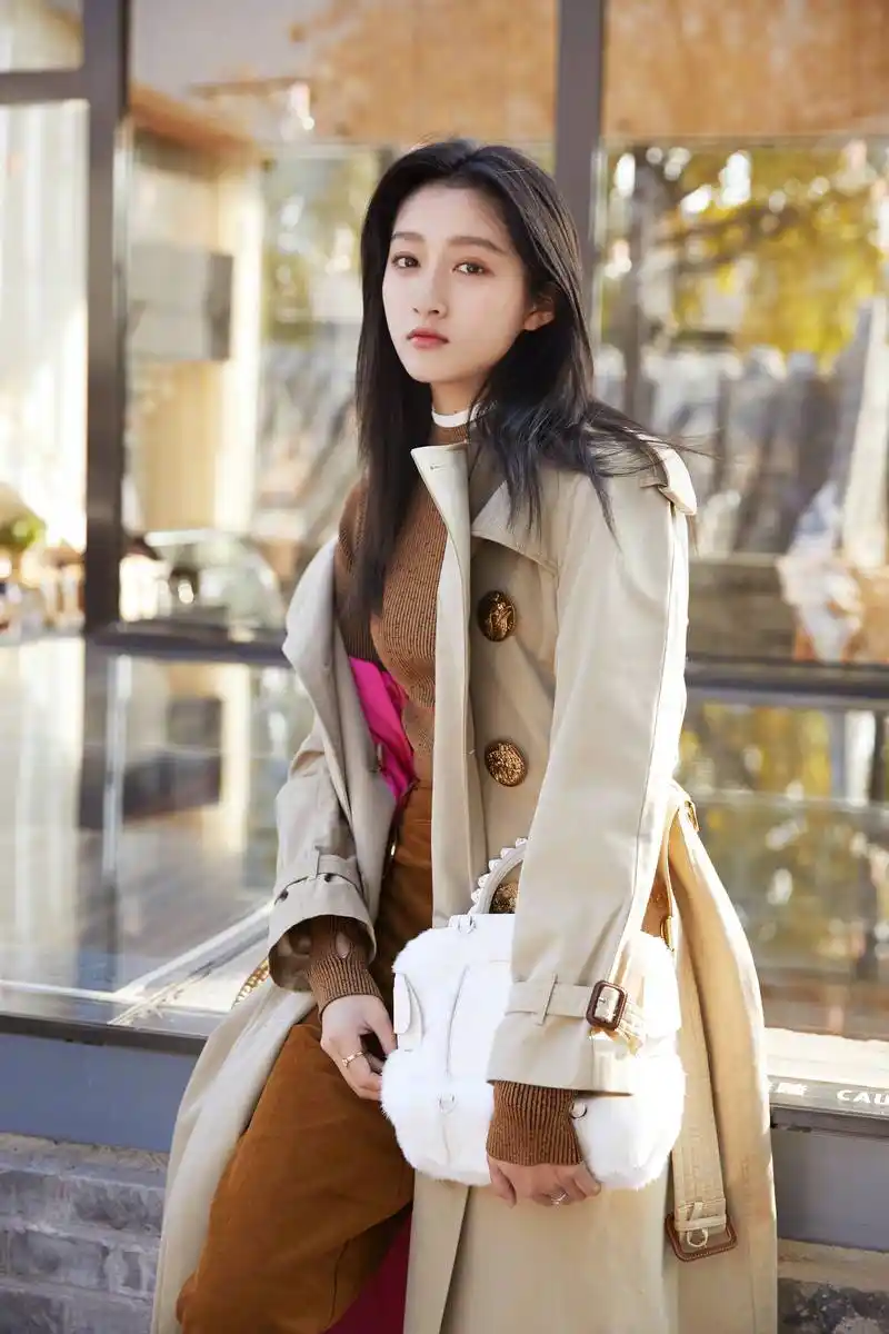 盘点关晓彤的那些时尚街拍,爱美的你一定不要错过这些潮搭!