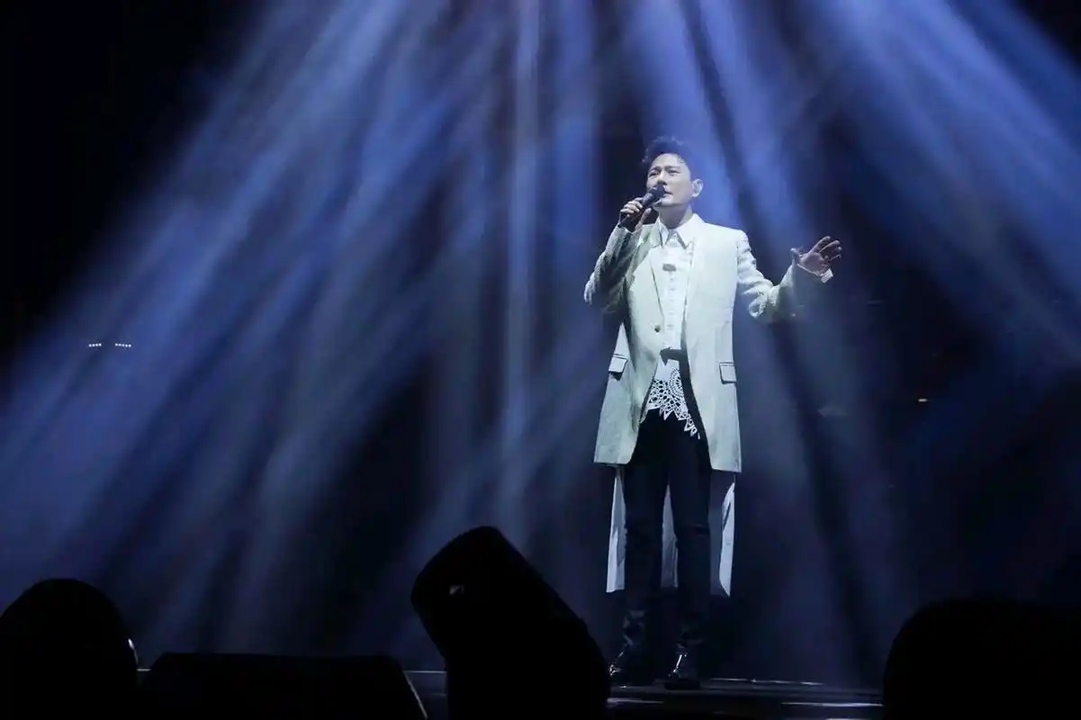张信哲演唱会照片,你还会想起他吗?