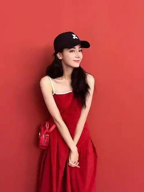 敢穿才会赢,迪丽热巴穿红色吊带裙堪比超模,曼妙曲线抢镜好惊艳