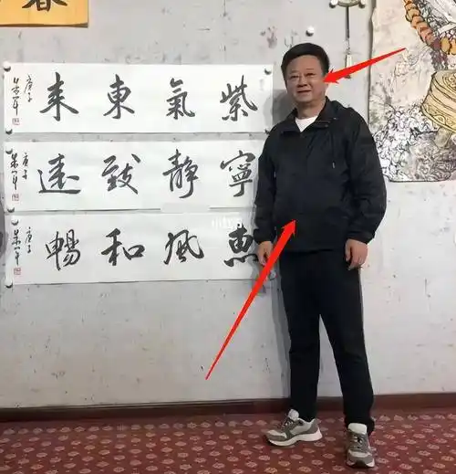 58岁主持人朱军近况曝光,满面油光胖出大肚腩,打扮朴素接地气_书法