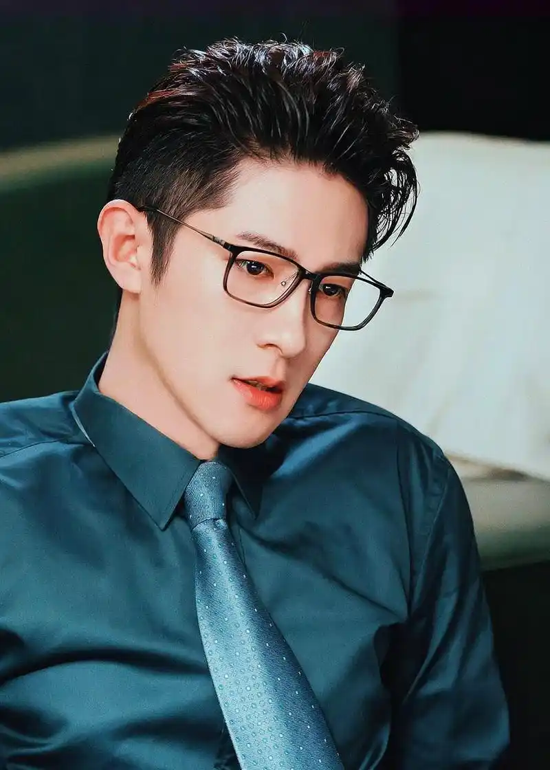 季肖冰一组帅气治愈系壁纸图,网友:青春与成熟的碰撞,太迷人