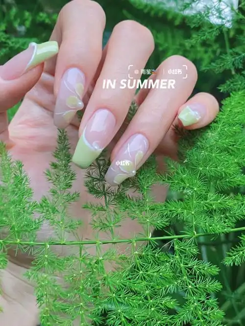 夏季美甲嫩绿色法式花卉