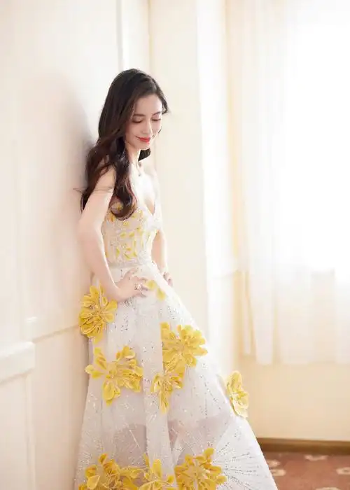 angelababy杏黄夏花抹胸裙#baby身着2021春高定礼裙,杏黄花朵点缀