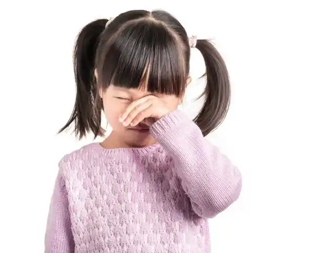 2岁女孩患900度近视不可逆保护视力做好这4点