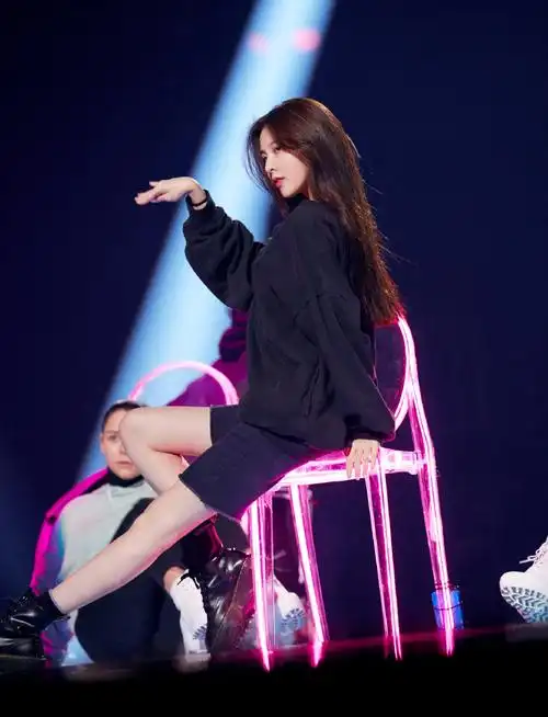 简介:宋妍霏椅子舞性感舞台照图片,分享一组宋妍霏图片给大家,图中的