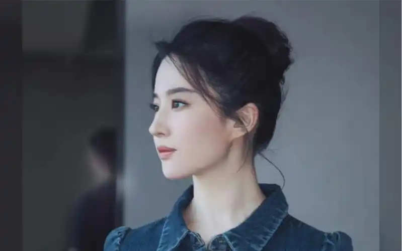 刘亦菲 牛仔裙 丸子头look