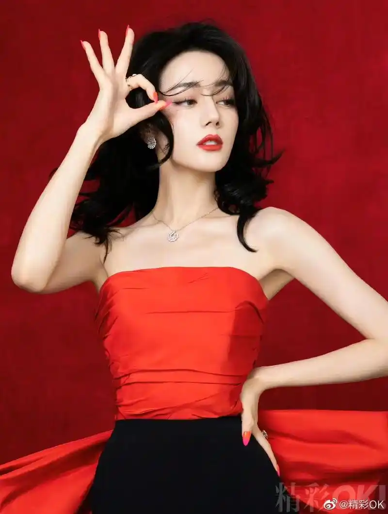 一杯热情浓烈的97 #迪丽热巴红黑拼接抹胸长裙造型 #迪丽热 - 抖音