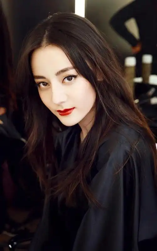 高颜值美女明星迪丽热巴