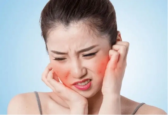 在出现敏感性肌肤以后,皮肤就容易出现干燥,缺水以及红肿的症状