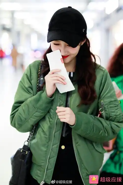 关晓彤 机场照 出处见水印.