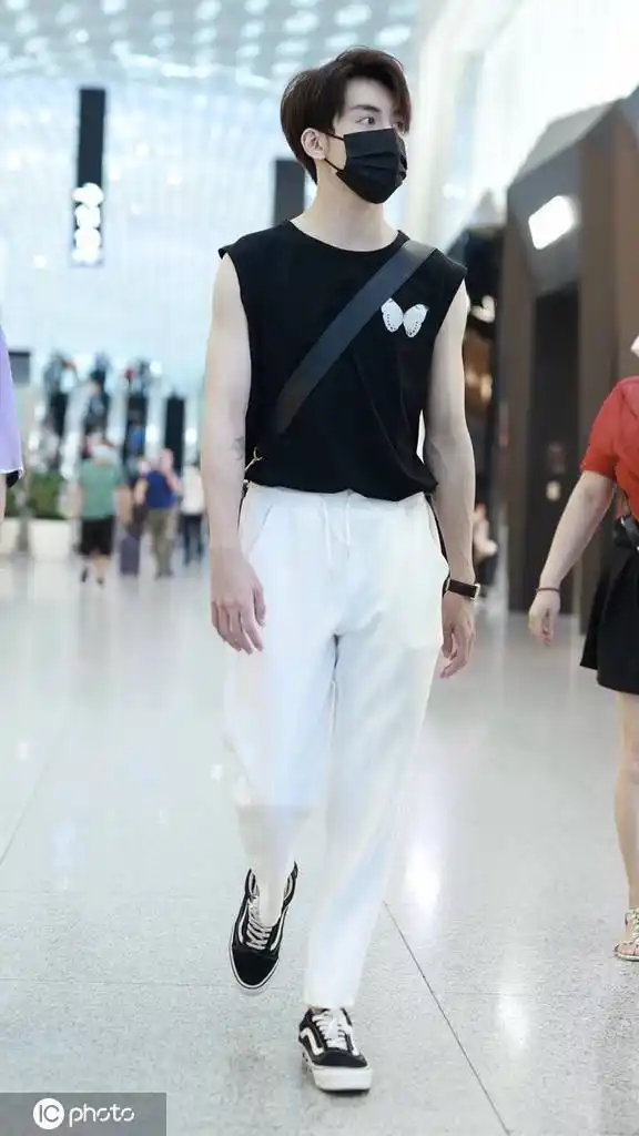大眼帅哥曾舜晞低调现身机场