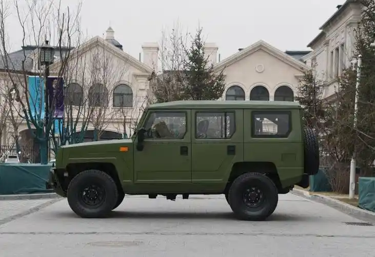 北汽勇士硬派越野车更新,好好的汉字车标被分手,换成一匹马_搜狐汽车