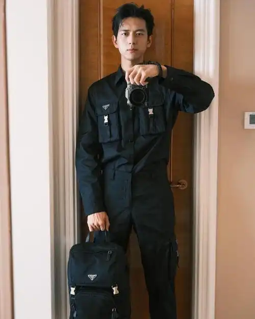 李现超话92#prada代言人李现#    2024/03/22 ins 更新一则    "