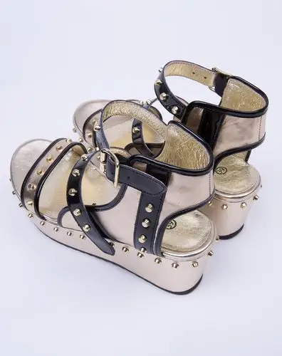 金色撞钉坡跟休闲凉鞋