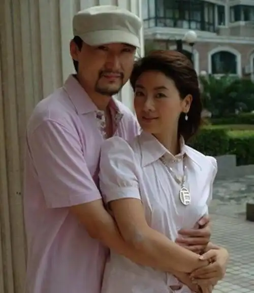 她因杜冰雁一炮而红二婚带女儿嫁小老公婚后被宠成小女生