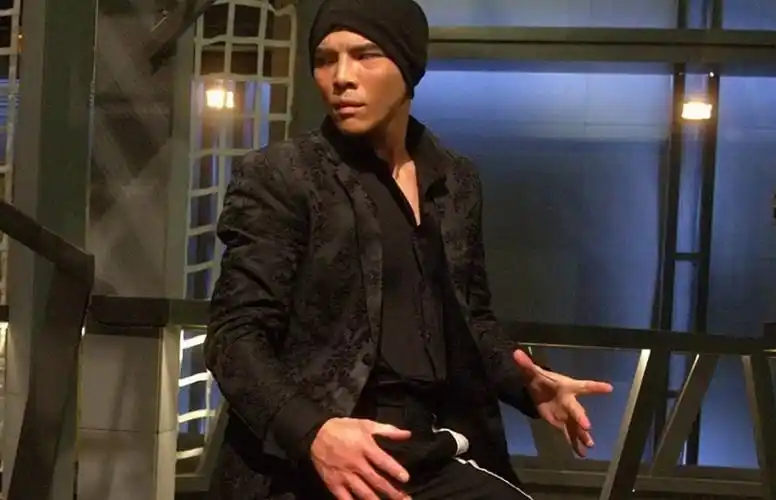 向佐幼时被妈妈哄去拍戏,为了梦想努力磨练,选对偶像非常的重要