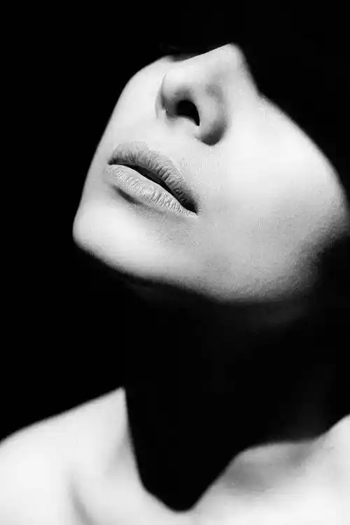 黑白照片饱含情绪纯粹而干净令人印象深刻由于没有颜色观众会将注意力