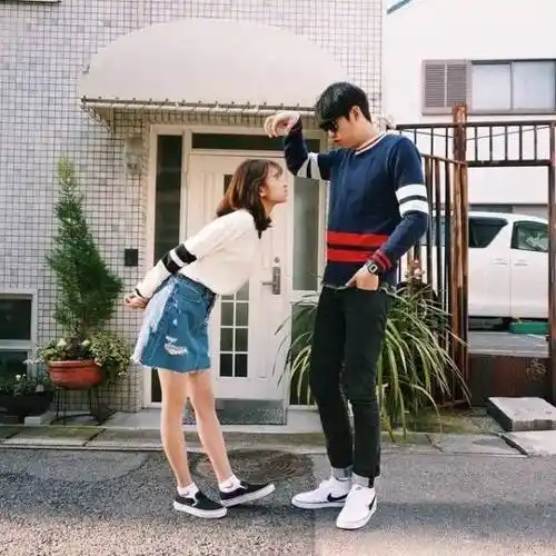 不过,160cm身高的女生的确很百搭 160cm的女生和170cm的男生 ▼