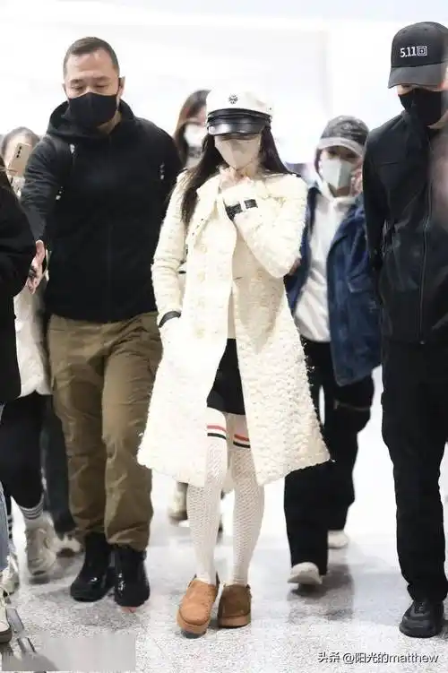 街拍:张韶涵白色大衣 小腿袜活泼可爱_成都_四川_机场