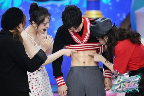 马伯骞遭突袭撩腹肌     脸红求自保引全场尖叫