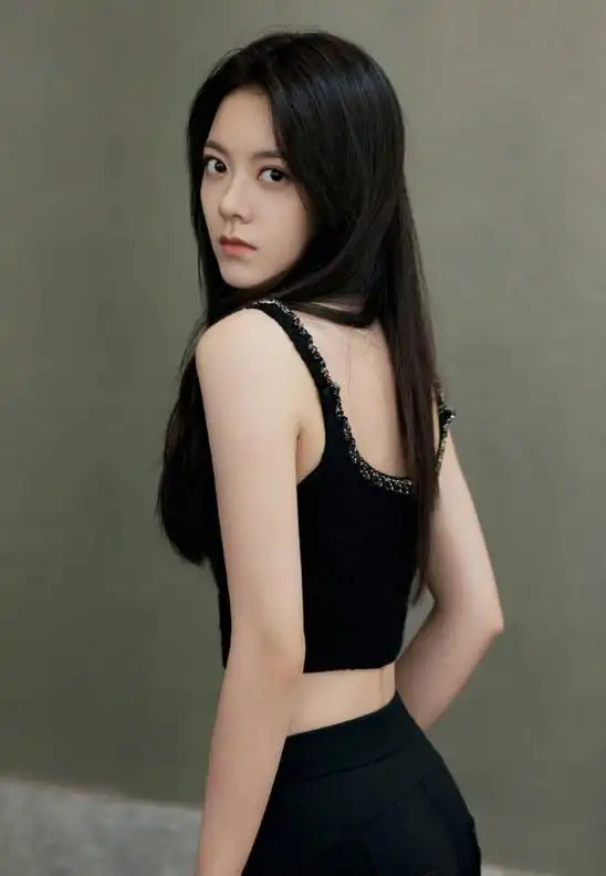 赵今麦纯黑造型化身冷面御女穿运动背心展现腰肢