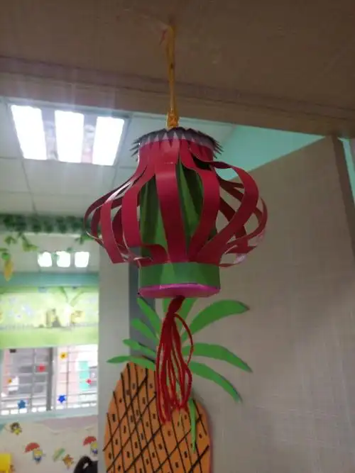 教室布置的漂漂亮亮的,孩子们看到用自己的手工作品布置的幼儿园一定