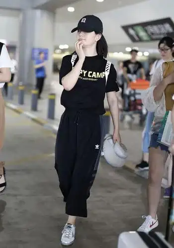 谢娜素颜现身机场,全程拿抱枕遮脸,却暴露了这个缺陷