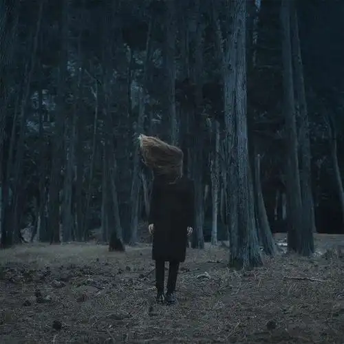 孤单忧郁系的暗色调人物意境摄影图片