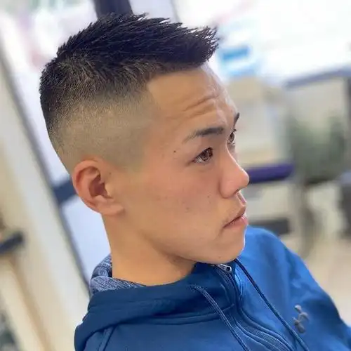 两边鬓角剃掉的发型,两边推掉的发型(两边"推掉"中间造型)